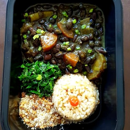 10- Feijoada vegetariana, arroz, farofa e couve.